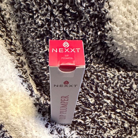 NEXXT Lip Plumper - Picture 4 of 4